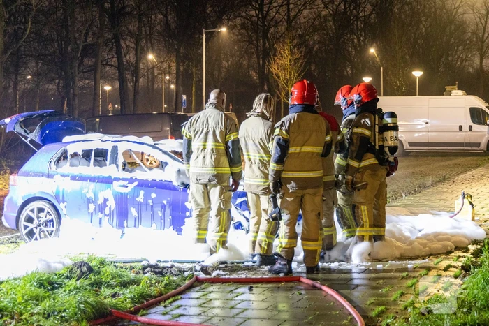 Geparkeerde personenauto vliegt in brand