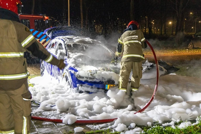 Geparkeerde personenauto vliegt in brand