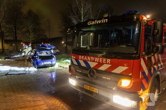 Geparkeerde personenauto vliegt in brand