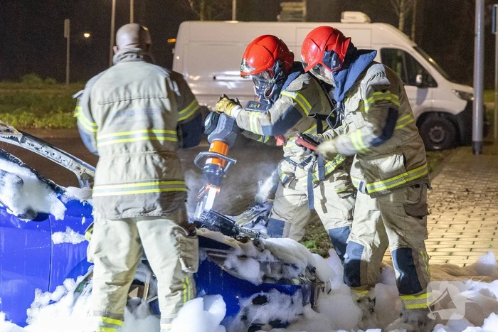 Geparkeerde personenauto vliegt in brand