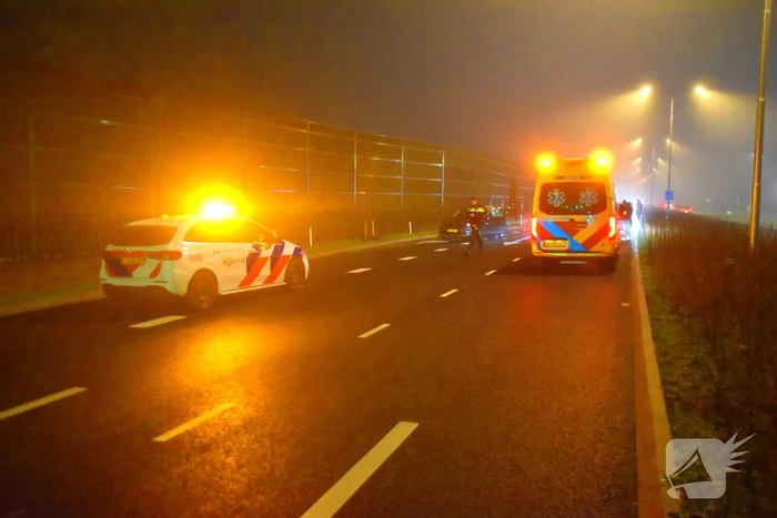 Twee voertuigen botsen op elkaar bij verkeerslichten