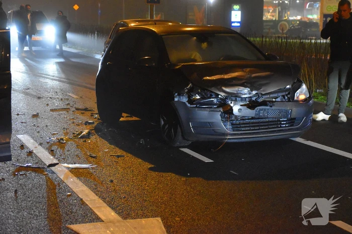 Twee voertuigen botsen op elkaar bij verkeerslichten