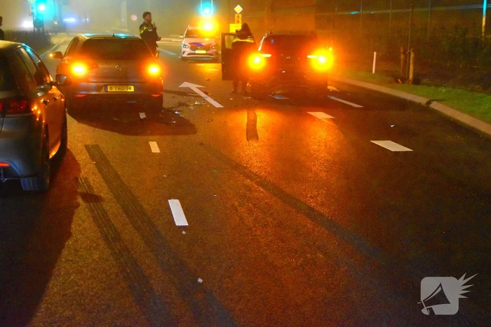 Twee voertuigen botsen op elkaar bij verkeerslichten