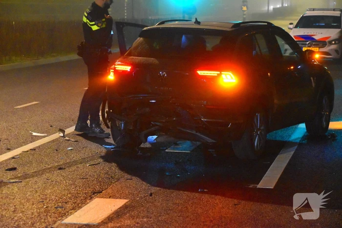 Twee voertuigen botsen op elkaar bij verkeerslichten