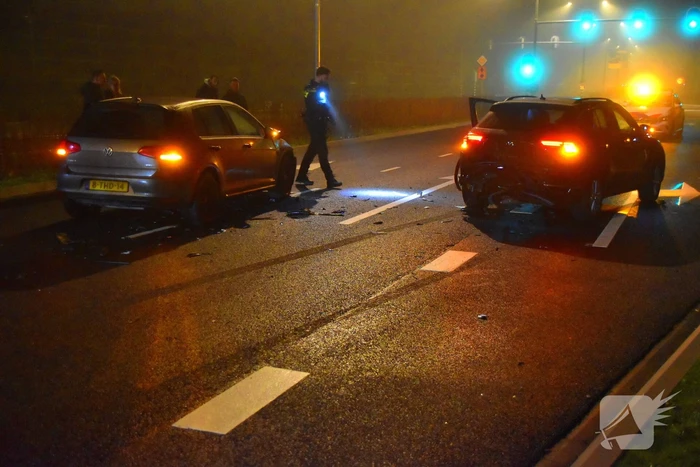 Twee voertuigen botsen op elkaar bij verkeerslichten