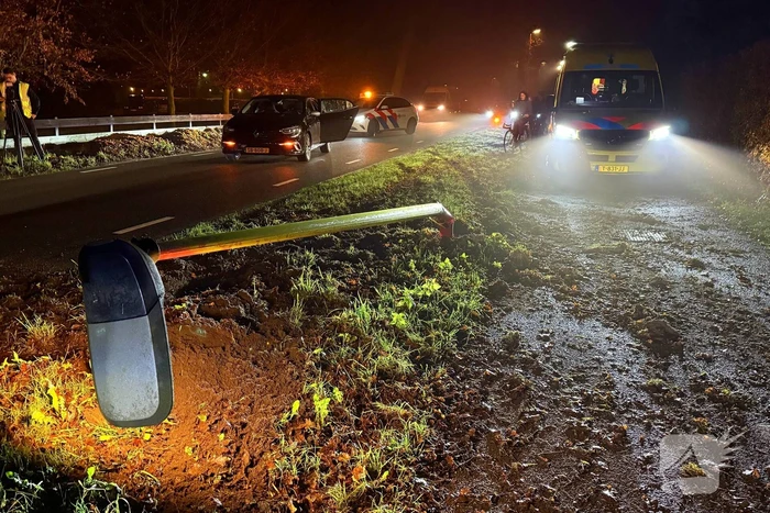 Auto botst tegen lantaarnpaal en belandt tegen boom