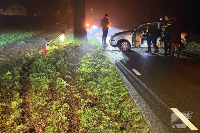Auto botst tegen lantaarnpaal en belandt tegen boom