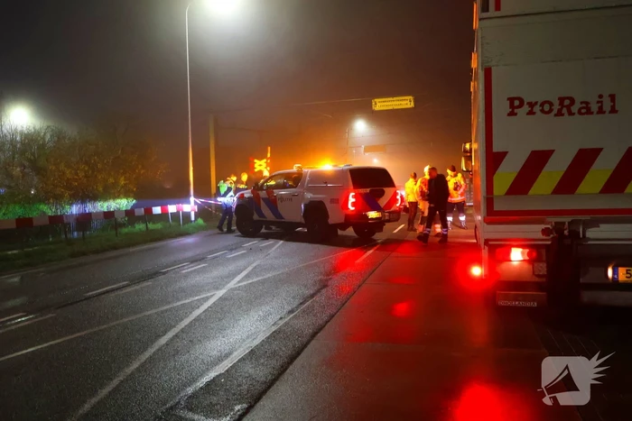 Bestelbus komt in botsing met trein