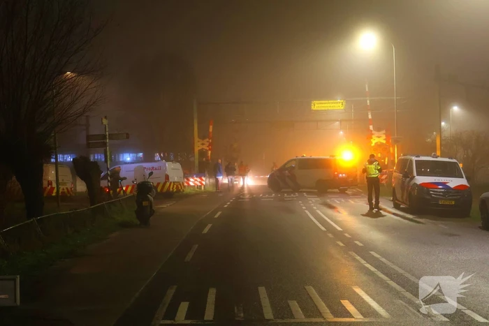 Bestelbus komt in botsing met trein