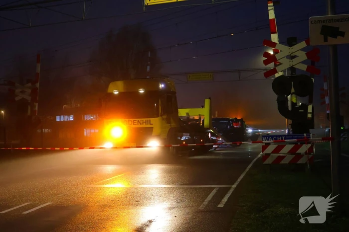 Bestelbus komt in botsing met trein