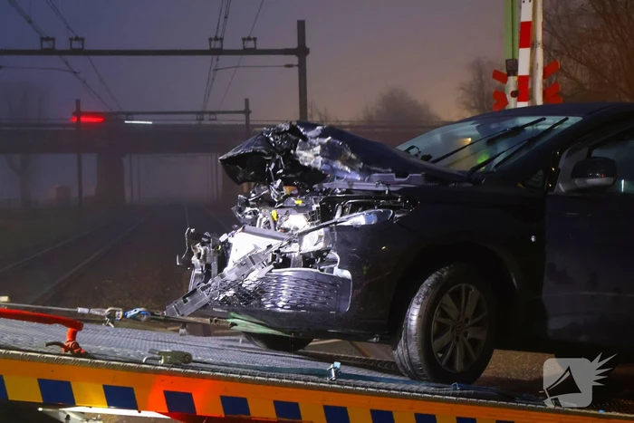 Bestelbus komt in botsing met trein