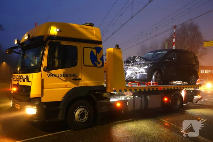 Bestelbus komt in botsing met trein