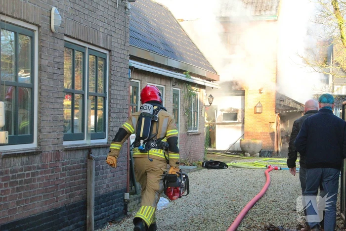 Forse rookwolken bij schuurbrand, brandweer schaalt op