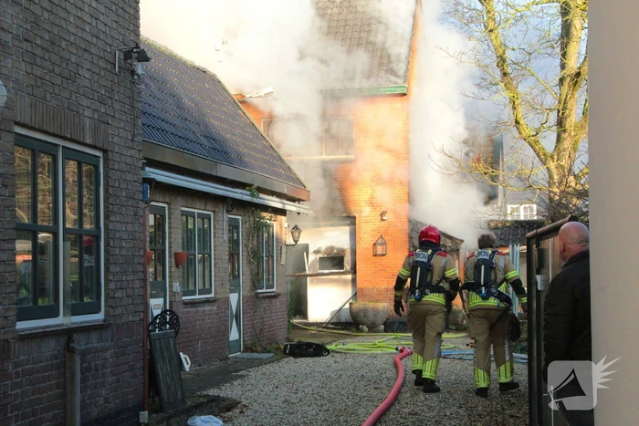 Forse rookwolken bij schuurbrand, brandweer schaalt op