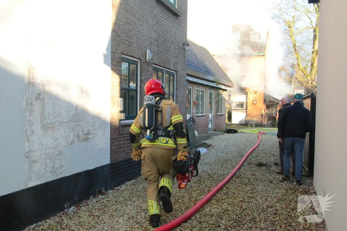 Forse rookwolken bij schuurbrand, brandweer schaalt op