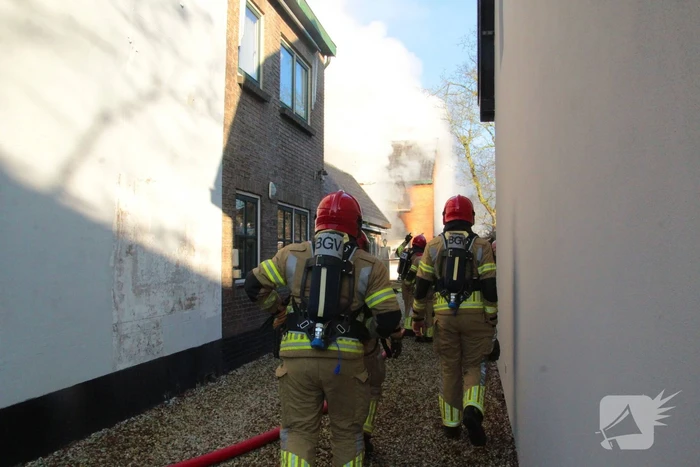 Forse rookwolken bij schuurbrand, brandweer schaalt op