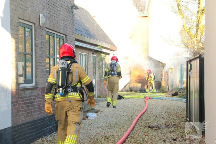 Forse rookwolken bij schuurbrand, brandweer schaalt op