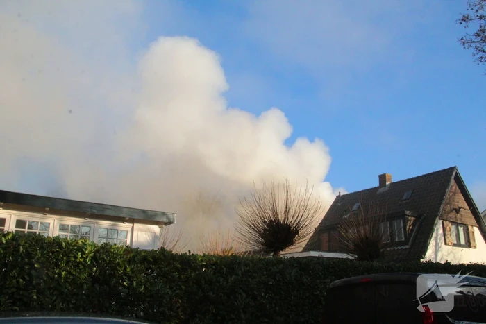 Forse rookwolken bij schuurbrand, brandweer schaalt op