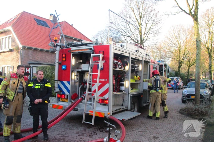Forse rookwolken bij schuurbrand, brandweer schaalt op