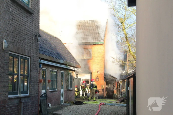 Forse rookwolken bij schuurbrand, brandweer schaalt op
