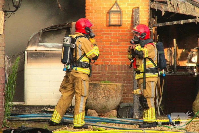 Forse rookwolken bij schuurbrand, brandweer schaalt op