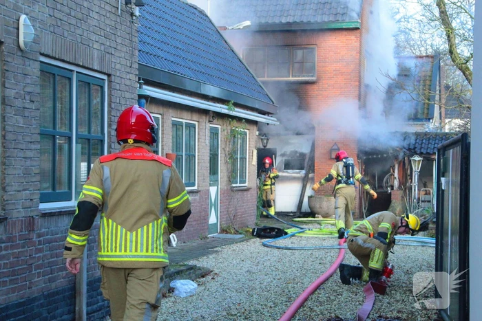 Forse rookwolken bij schuurbrand, brandweer schaalt op