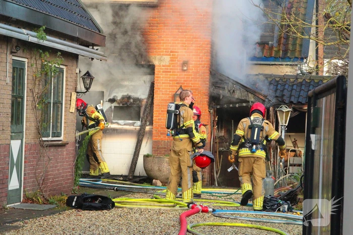 Forse rookwolken bij schuurbrand, brandweer schaalt op