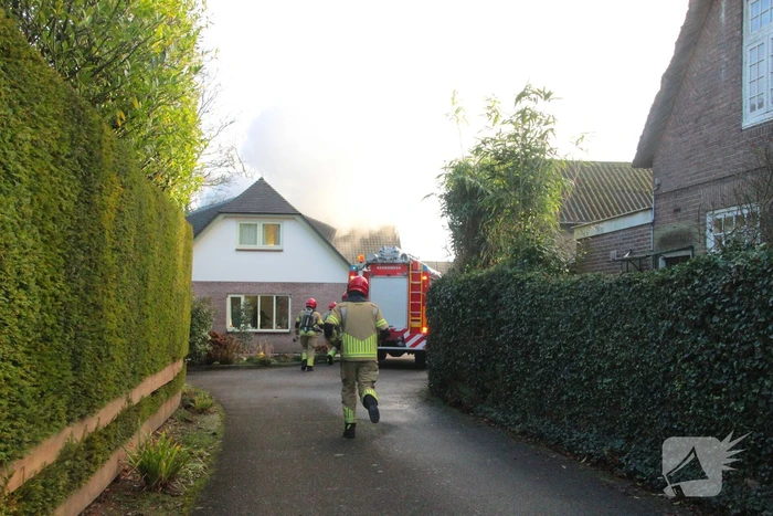 Forse rookwolken bij schuurbrand, brandweer schaalt op