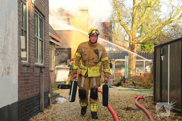 Forse rookwolken bij schuurbrand, brandweer schaalt op