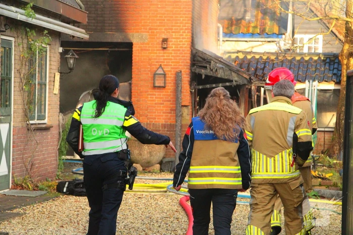Forse rookwolken bij schuurbrand, brandweer schaalt op