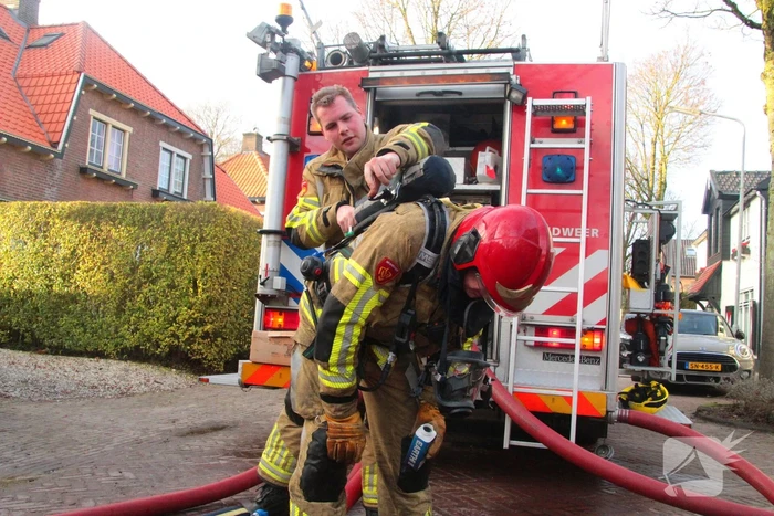 Forse rookwolken bij schuurbrand, brandweer schaalt op