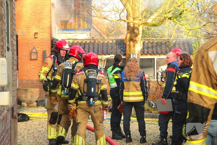 Forse rookwolken bij schuurbrand, brandweer schaalt op
