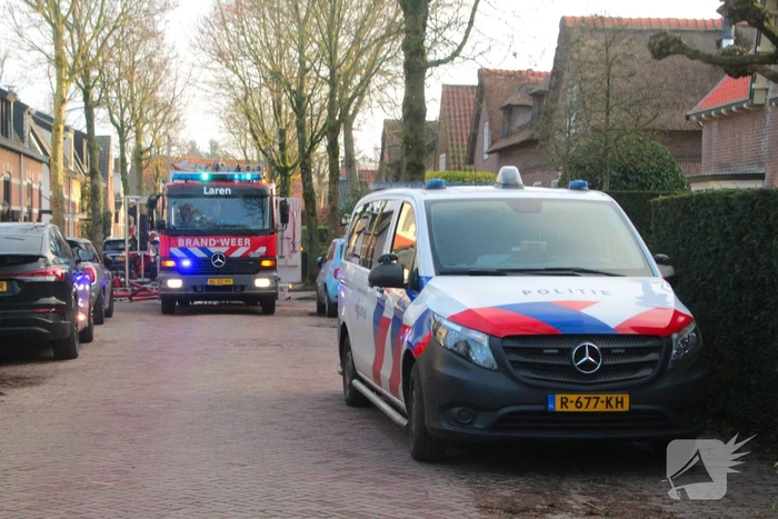 Forse rookwolken bij schuurbrand, brandweer schaalt op