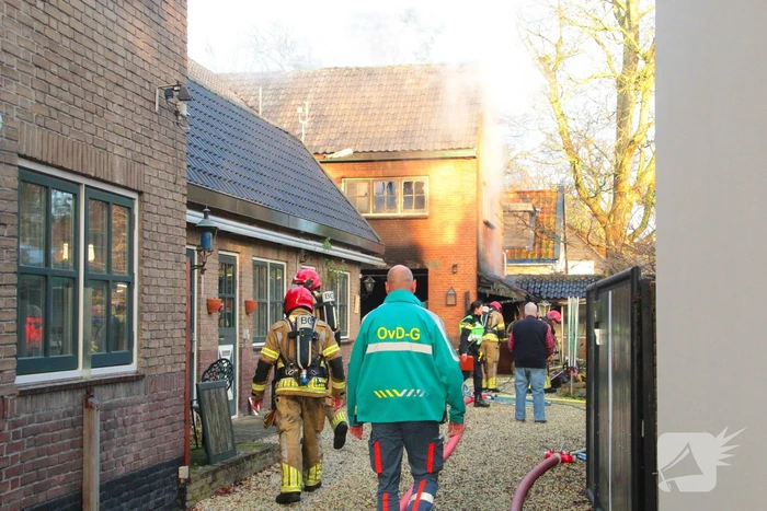 Forse rookwolken bij schuurbrand, brandweer schaalt op