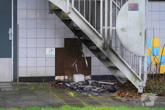 Bewoner reageert geschrokken na brand onder trap van flat
