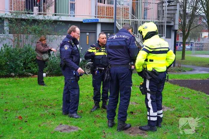 Bewoner reageert geschrokken na brand onder trap van flat
