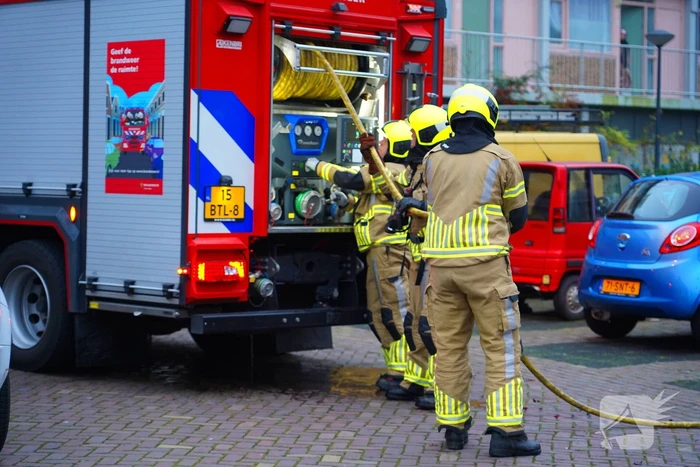 Bewoner reageert geschrokken na brand onder trap van flat