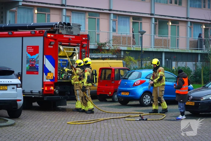 Bewoner reageert geschrokken na brand onder trap van flat