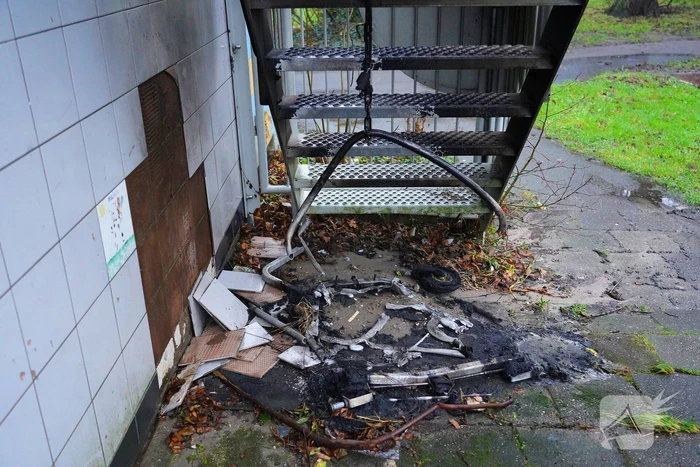 Bewoner reageert geschrokken na brand onder trap van flat