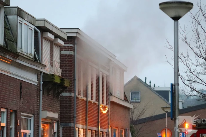Rookt trekt door straat door keukenbrand