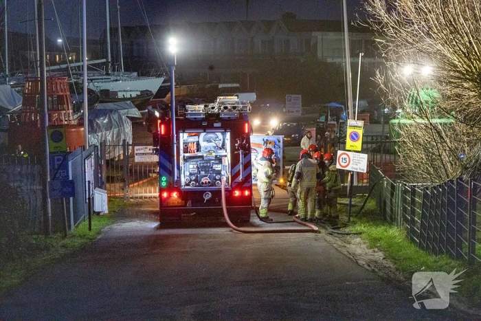 Camper vliegt in brand in jachthaven