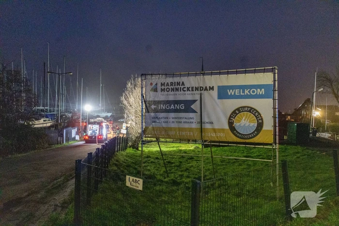 Camper vliegt in brand in jachthaven