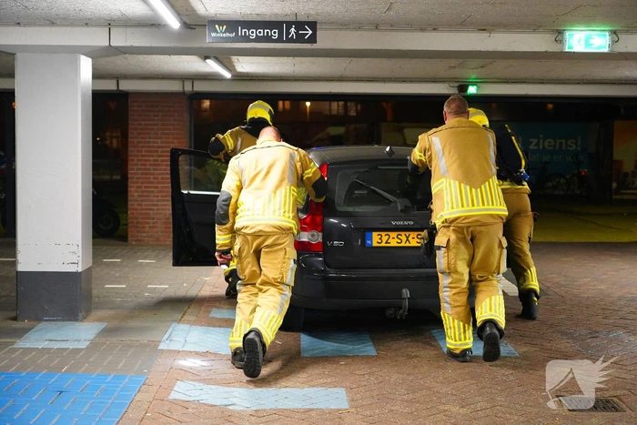 Mogelijk brand in parkeergarage