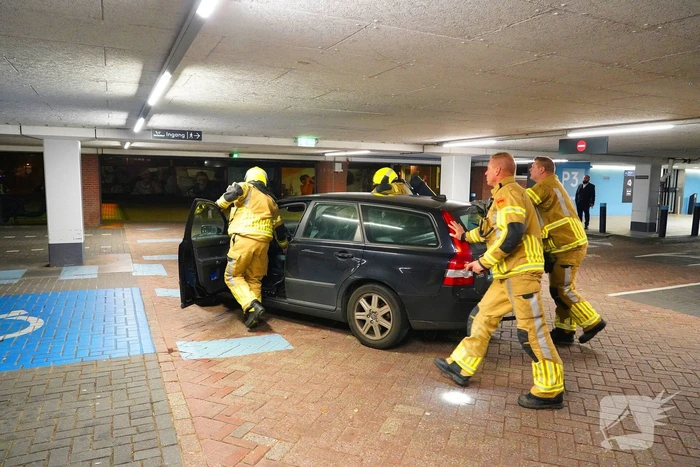 Mogelijk brand in parkeergarage