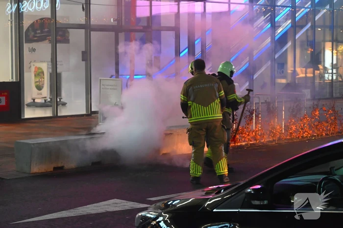 Brandweer blust brandend object