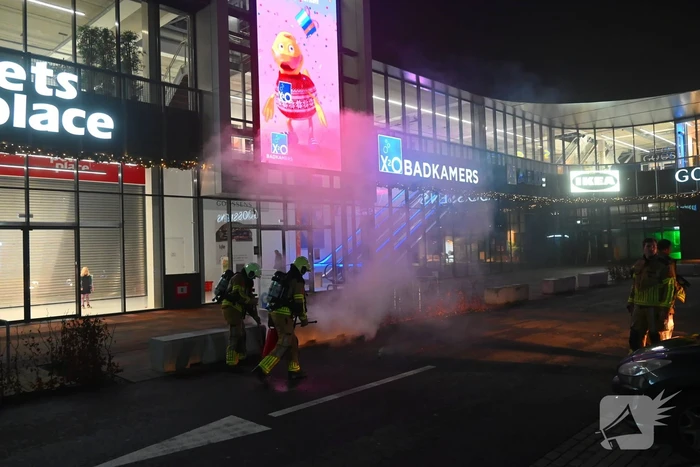 Brandweer blust brandend object