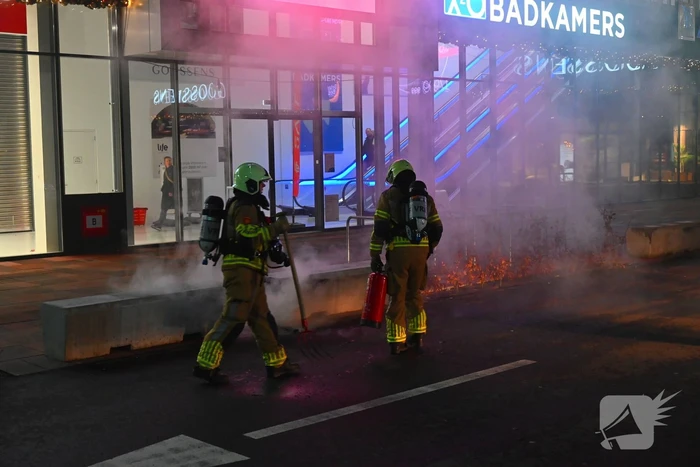 Brandweer blust brandend object