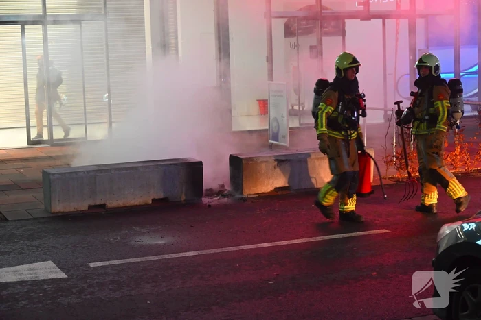 Brandweer blust brandend object
