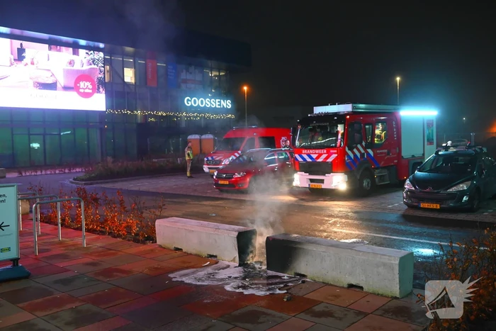 Brandweer blust brandend object