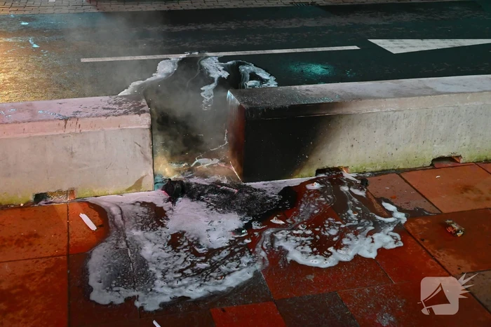 Brandweer blust brandend object